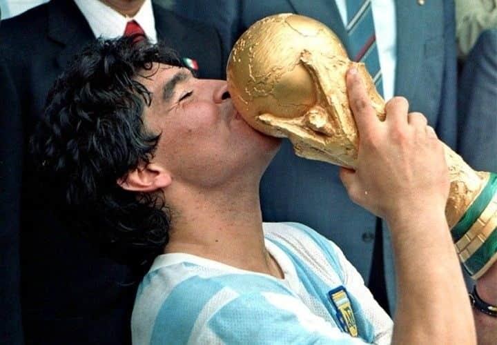 Subastan playera con la que debutó Maradona en el Mundial del 82’ 