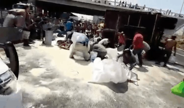 Tráiler con azúcar vuelca en Veracruz y pobladores cometen rapiña
