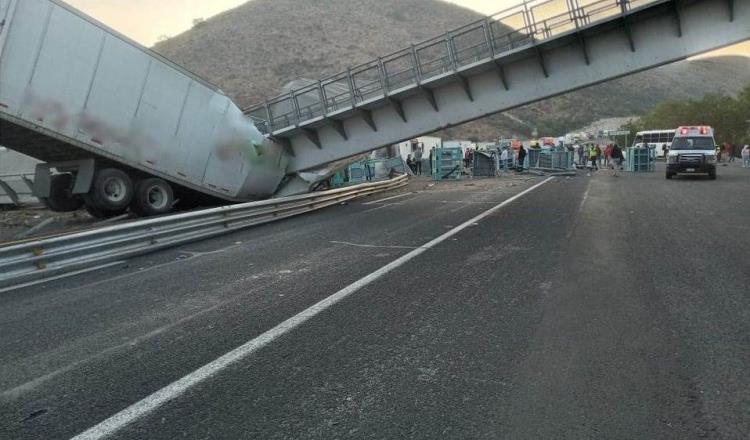 Se desploma puente peatonal sobre trailer en la carretera federal Querétaro-SLP 