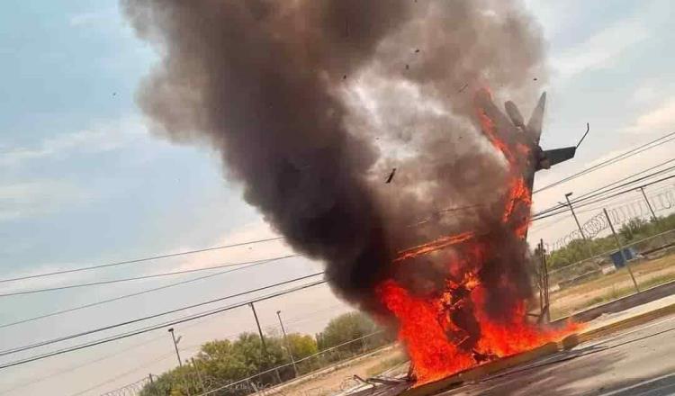 Cae helicóptero y se incendia en la carretera a Laredo, en Nuevo León; reportan un muerto 