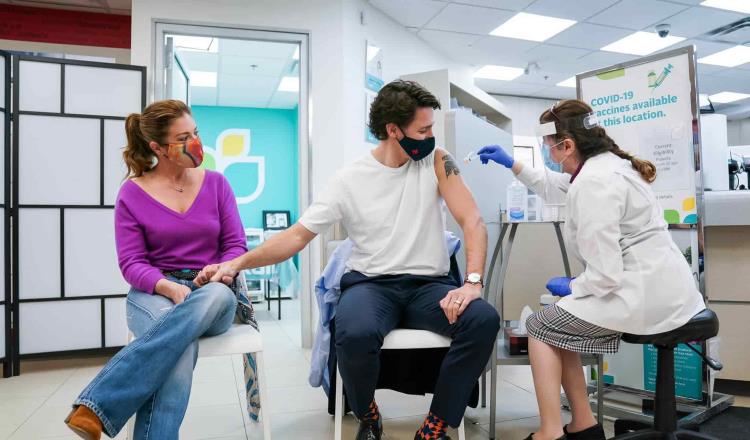 Justin Trudeau y su esposa reciben primera dosis de la vacuna AstraZeneca contra el coronavirus
