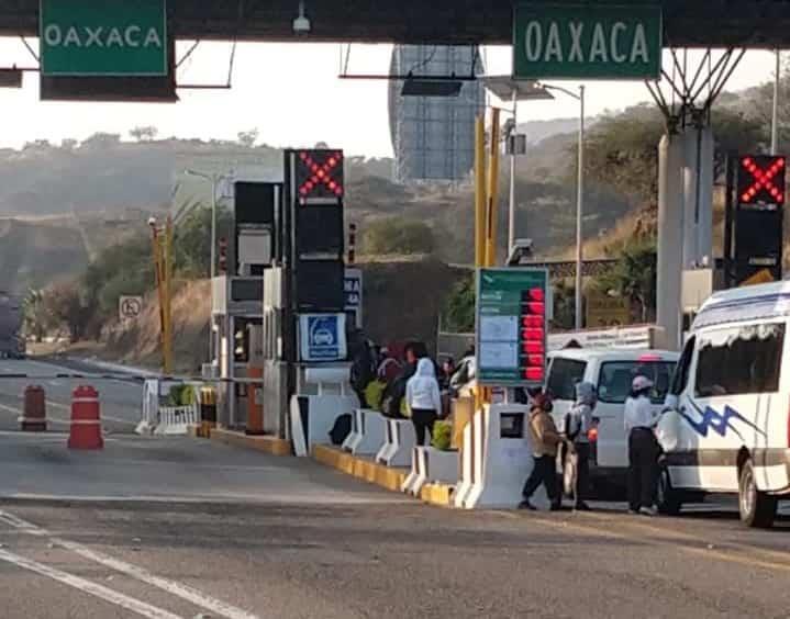 Normalistas de Ayotzinapa toman casetas de la Autopista del Sol por 5 horas