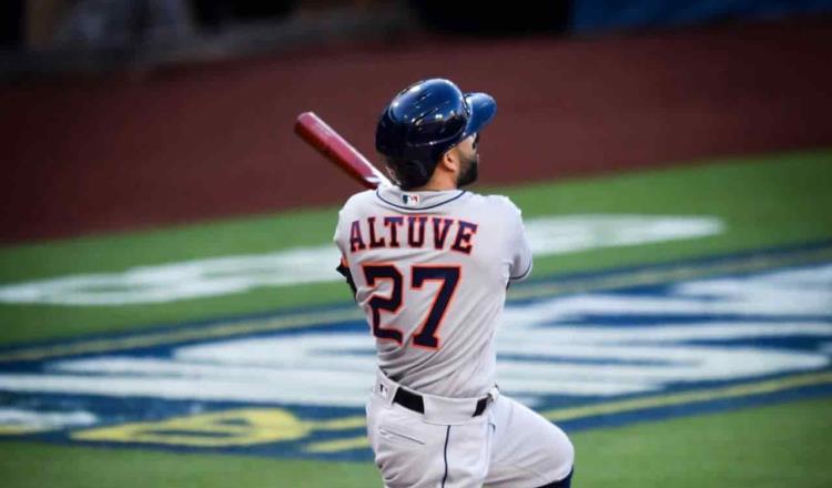 José Altuve da positivo a COVID pese a vacuna