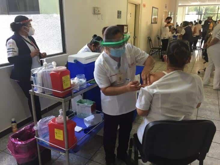 Acusa AMLO “politiquería” en acusaciones de que el personal médico del sector privado no fue vacunado