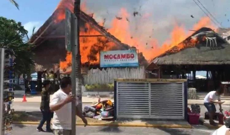 Reportan 10 locales afectados tras incendio en restaurante de Isla Mujeres