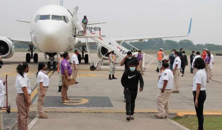 Llegan al aeropuerto de Villahermosa 102 mexicanos repatriados desde Laredo, Texas