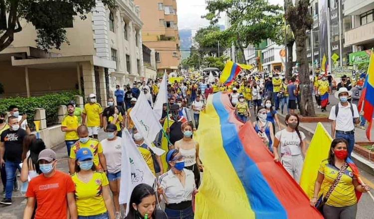 Protestan miles de colombianos contra reforma tributaria que busca aumentar impuestos