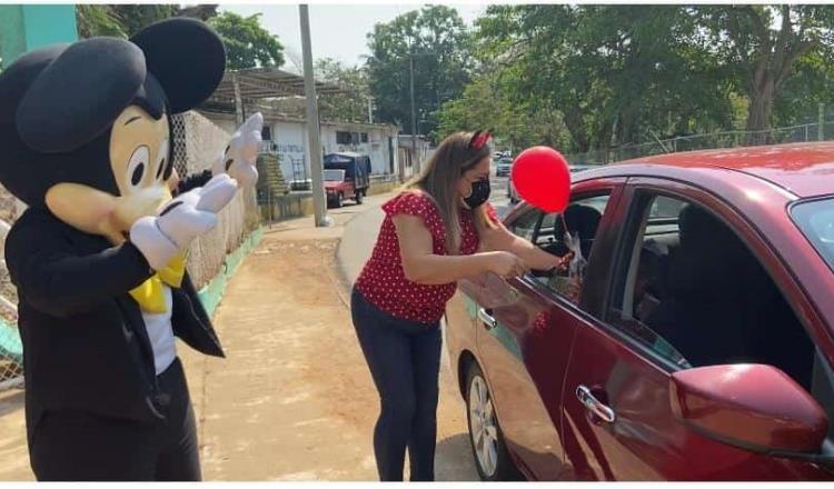 Con caravana vehicular kínder de Centro celebra el Día del Niño a sus estudiantes