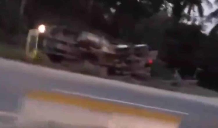 Vuelca camión tipo Góndola en la carretera Comalcalco–Paraíso