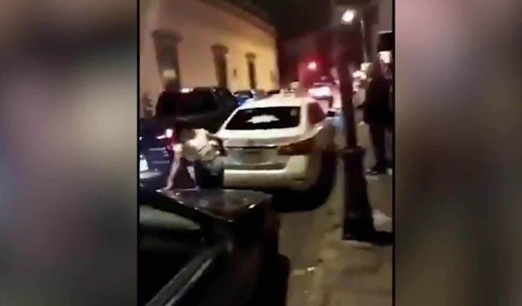 Camioneta atropella a jóvenes afuera de un bar, en San Luis Potosí