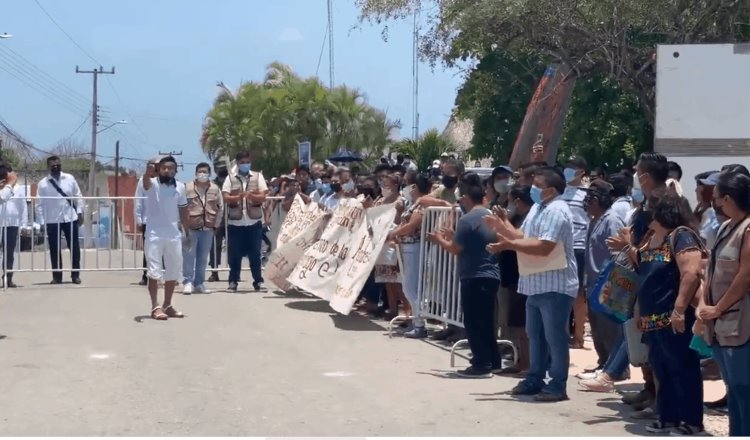 “¡Están pidiendo perdón a unos caciques!”, jóvenes mayas protestan durante visita de AMLO 