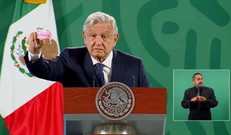 Exhibe AMLO que candidato del PRI al gobierno de NL entrega una tarjeta para comprar el voto