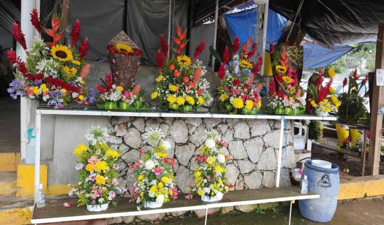 Piden vendedores de flores al Gobierno de Tabasco, poder abrir este domingo ante reapertura de panteones