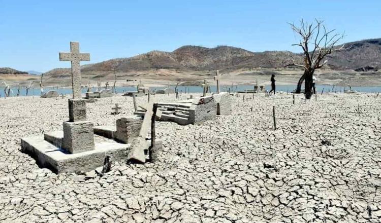 Sequía en Sinaloa, deja al descubierto un panteón y una escuela de los años 80