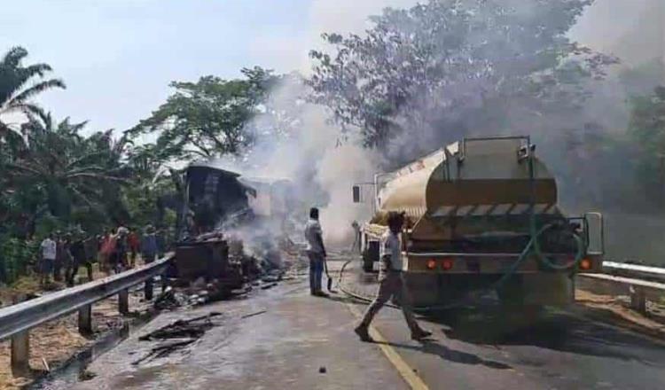 Explotan 2 camiones de carga pesada tras chocar de frente… en Chiapas