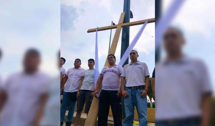 Donan cruz del viacrucis de Iztapalapa al memorial de las víctimas de la Línea 12 del Metro