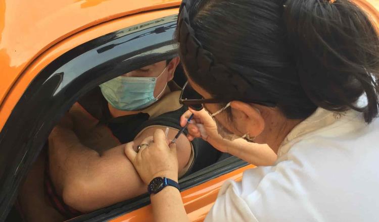 Arranca vacunación de profesores en Tabasco
