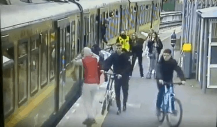Mujer cae en las vías del tren en una estación de Dublín, tras ser intimidada por jóvenes 