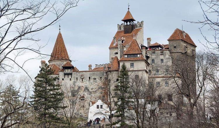 Castillo Bran, hogar de “Drácula” se convierte en centro de vacunación 