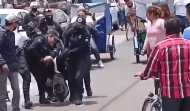 Feministas y policías se enfrentan en Chicoloapan, Estado de México