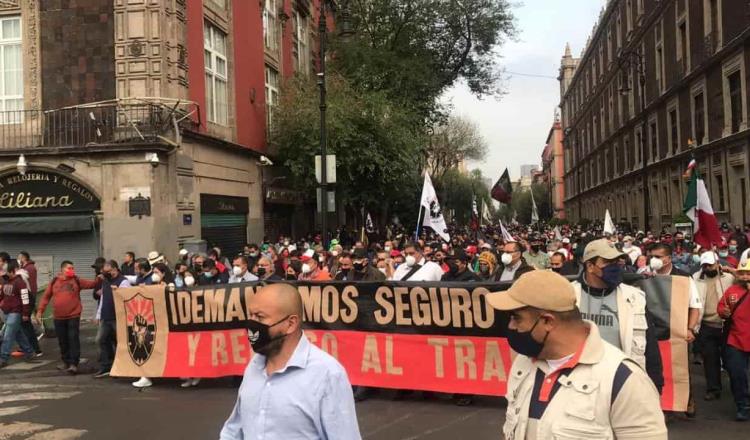 Marchan integrantes del Sindicato Mexicano de Electricistas en la CDMX