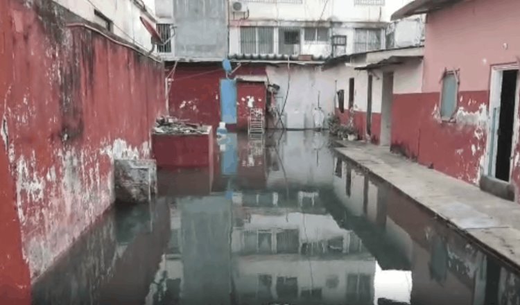 Habitantes de la colonia Rovirosa acusan que se inundaron de aguas negras desde hace 6 días