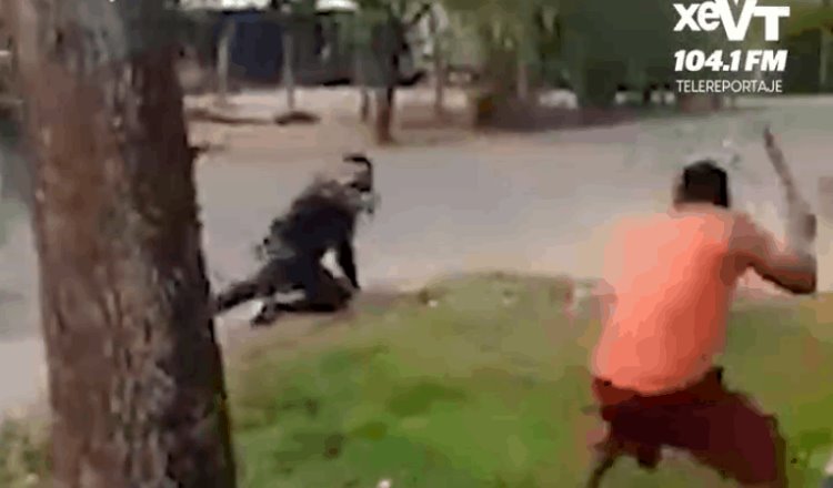 Circula video donde policías de Cunduacán repelen agresión de civiles; hubo disparos al suelo