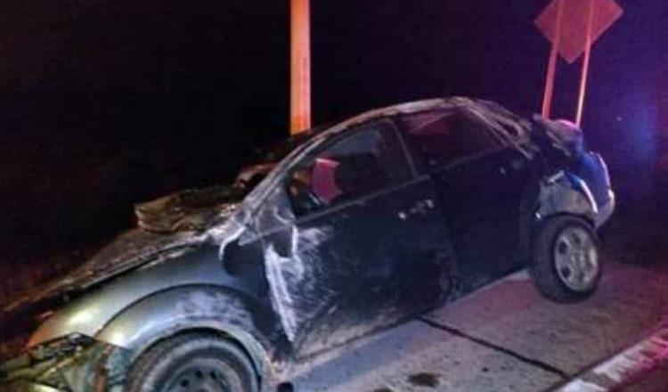 Muere copiloto de automóvil tras accidente en la Cárdenas-Coatzacoalcos; sus amigos lo habrían abandonado 