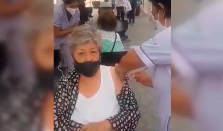 Enfermera simula vacunar a adulto mayor en Puebla