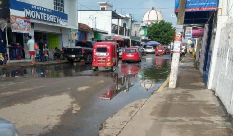 Reportan calles encharcadas con aguas residuales en Villa Parrilla 