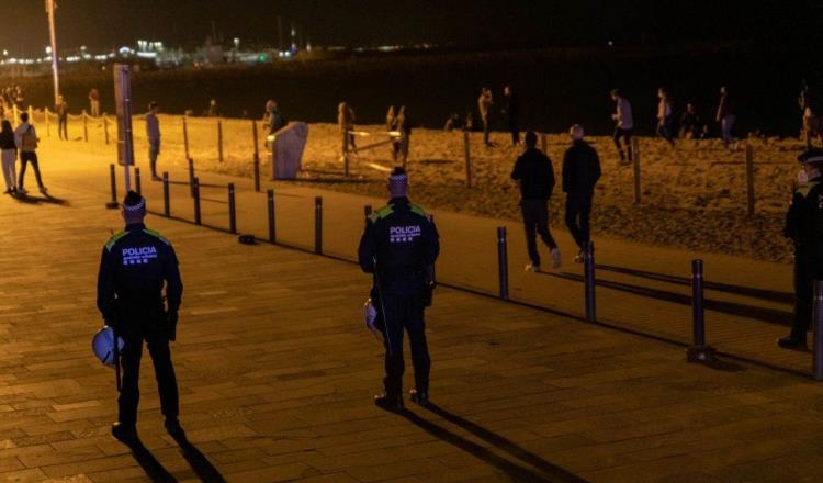Desalojan a más de 7 mil personas de playas y plazas en España… por no cumplir medidas sanitarias 