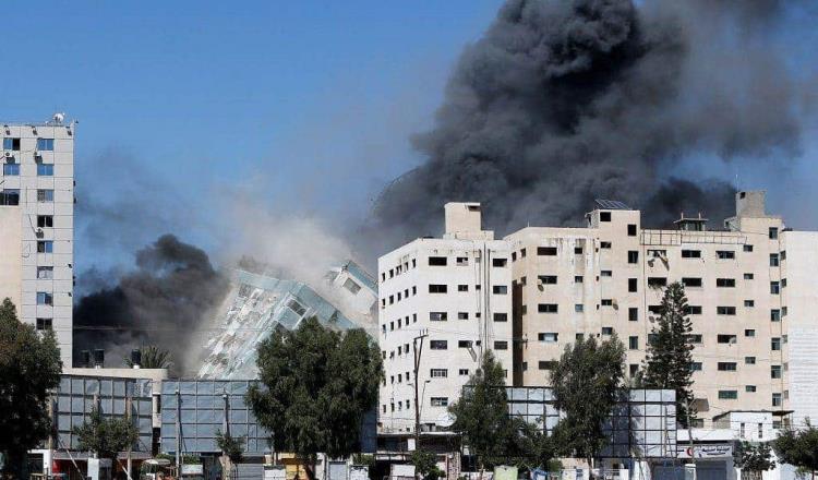 Israel bombardea edificio que albergaba oficinas de medios de comunicación internacionales en Gaza