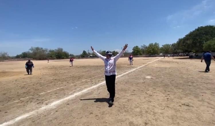 AMLO juega béisbol en Sinaloa, tras visita a presa Picachos; ‘los envidio’, dice a peloteros
