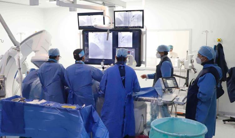 Coloca clínica del IMSS primera prótesis de válvula aórtica; la paciente tiene 77 años de edad