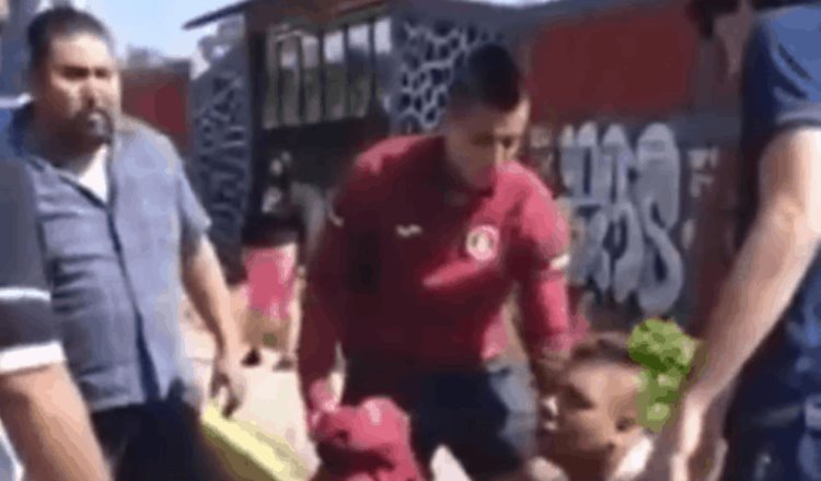 Video: Futbolistas de Cruz Azul atienden a joven atropellado