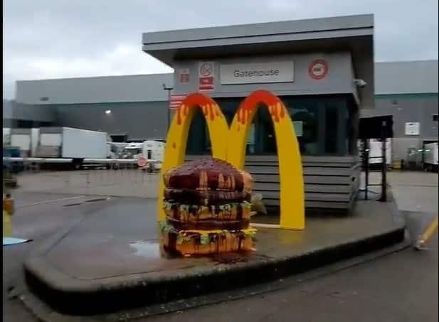 Defensores de los animales y el medio ambiente bloquean centros de distribución de McDonalds en Reino Unido