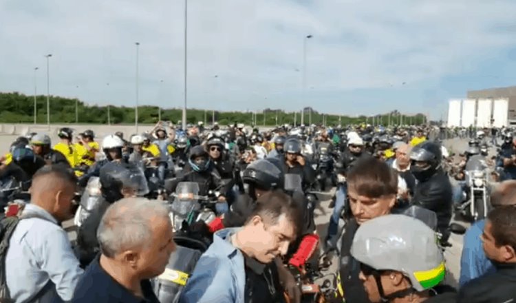 Bolsonaro realiza caravana de motos, pese a multa por violar protocolos sanitarios