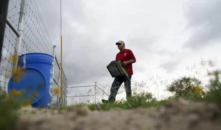 Activista llena tanques con agua en la frontera de EE. UU. para evitar muertes de migrantes 