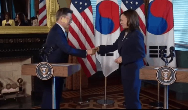 Exhiben a Kamala Harris limpiándose la mano tras saludar al presidente de Corea del Sur