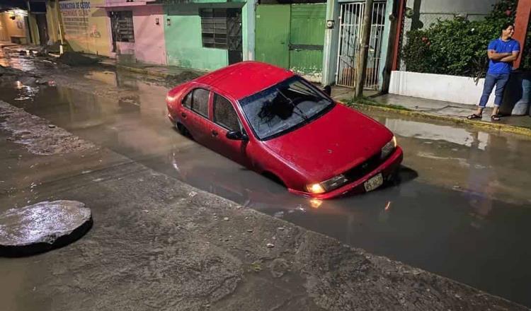 Por falta de señalamientos auto cae en socavón… en Cunduacán