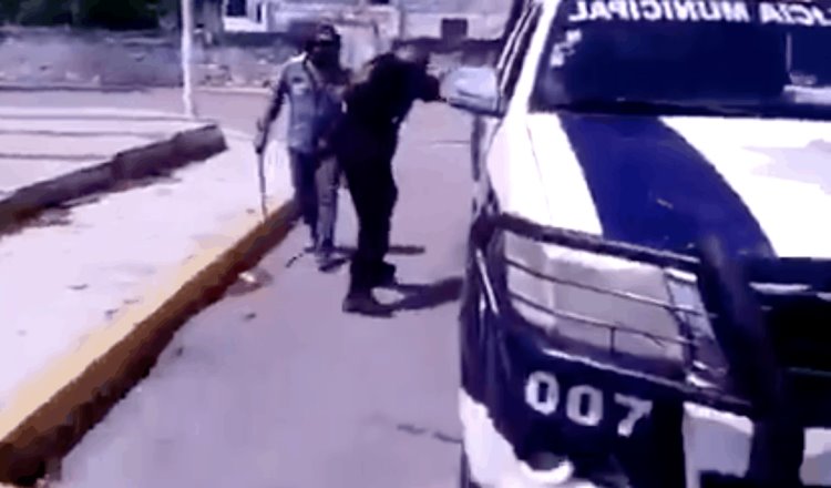 Ciudadano da golpiza a policías de Champotón, Campeche