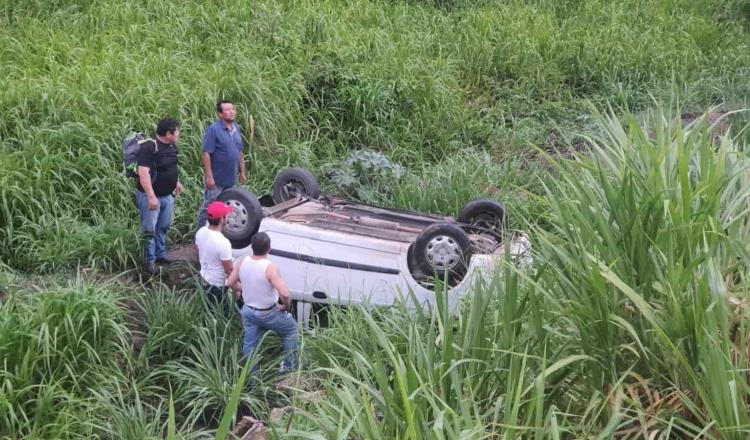 Vehículo se sale de la carretera Villahermosa-Teapa; conductor resulta sin lesiones