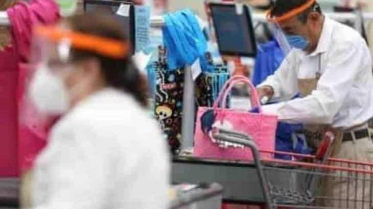 Tras vacunación, adultos mayores inician regreso como empacadores a supermercados en Ciudad de México