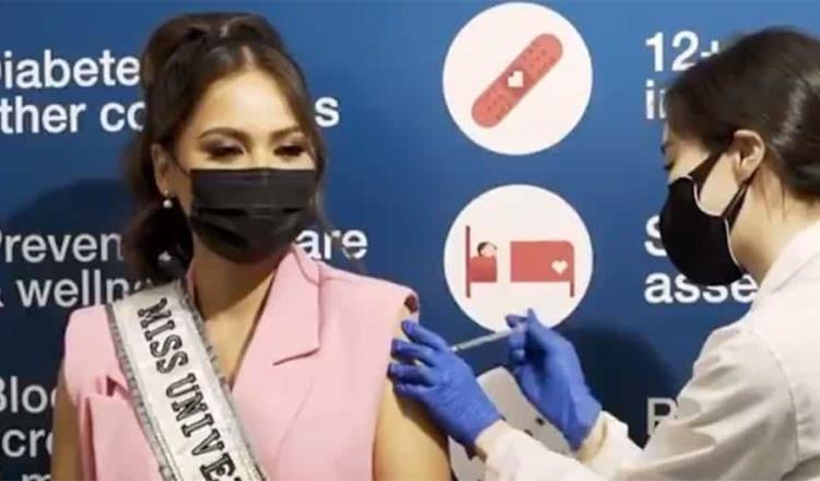 La Miss Universo, Andrea Meza, se vacuna contra el COVID-19