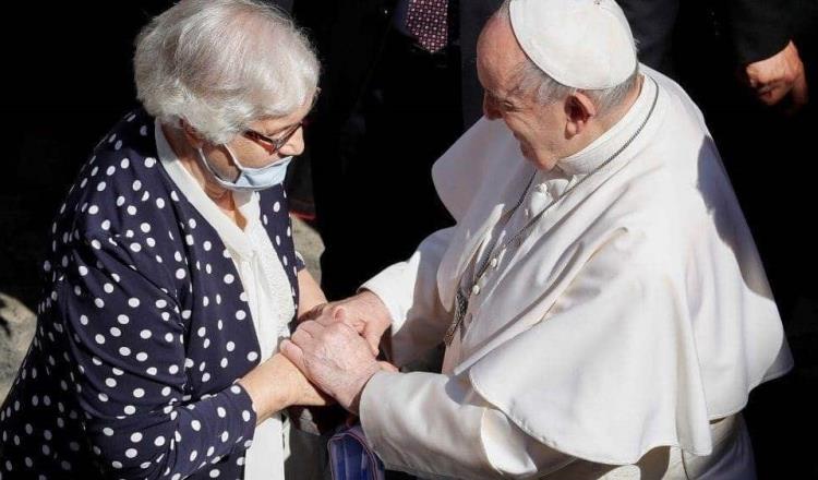 Papa Francisco besa el tatuaje de un sobreviviente de Auschwitz 