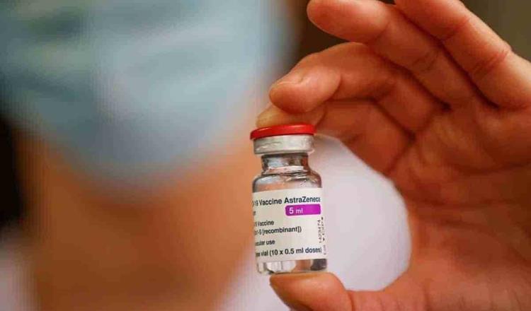 Libera Cofepris primer lote de vacuna AstraZeneca envasada en México