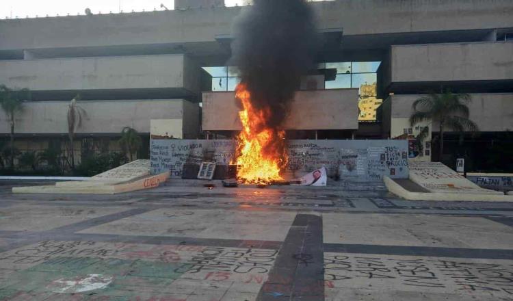 Normalistas de Mactumactzá vuelven a vandalizar el Palacio de Gobierno de Chiapas y bloquean carreteras
