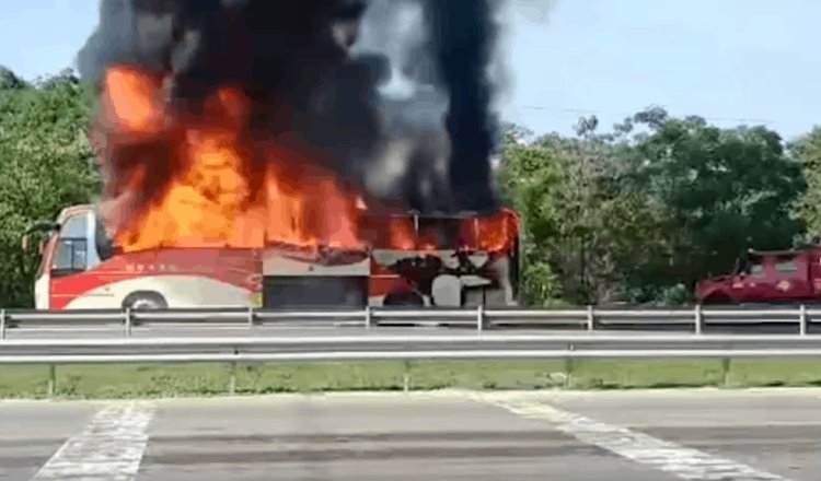 Se incendia autobús sobre la Villahermosa-Cárdenas; no hubieron lesionados