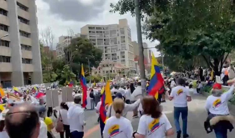 Colombianos salen a marchar contra la violencia en las protestas que iniciaron a finales de abril