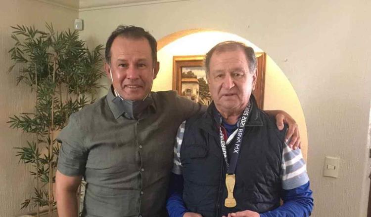 Reynoso regala medalla de campeón a ‘Ojitos’ Meza: “es más azul que cualquiera”